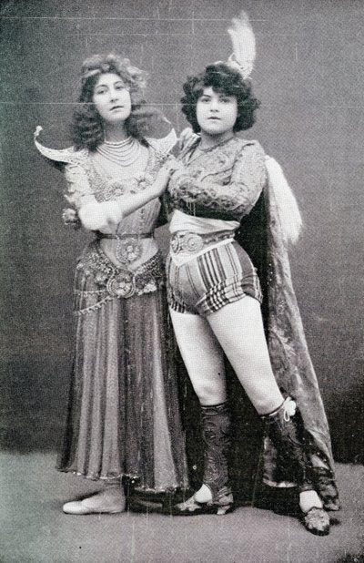 Liane de Pougy appearing as the Indian goddess La Yakcha at the Palace Theatre, London with her attendant, Lallie Pernod, 1901 by Unbekannt Unbekannt